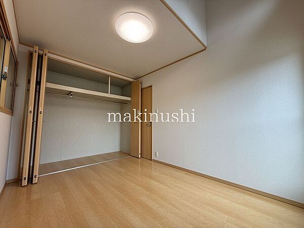 子供部屋　約6.0帖全室フローリングなので、ちょっとした汚れはモップでサッとお掃除できます。