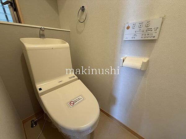 トイレトイレは1階・2階の両フロアに設けられており、生活動線に配慮された使い勝手の良い設計です。就寝時や夜間の利用でも階段の上り下りが不要で、日常生活を快適にサポートしてくれます。