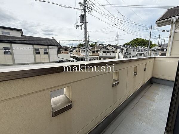 バルコニー二部屋にまたがる広々としたバルコニー。各居室から出入りでき、開放感のある空間です。