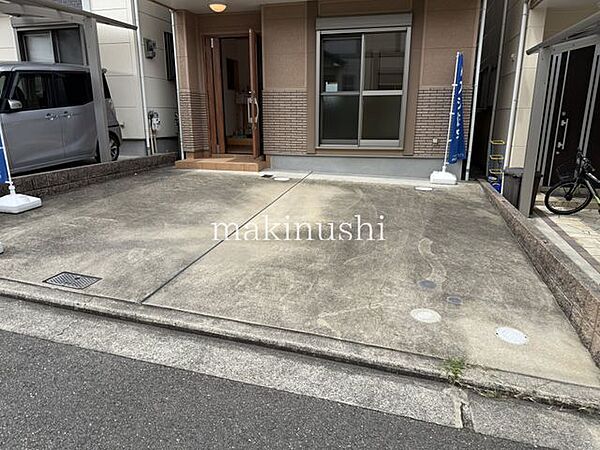 駐車場高低差のないフラットな駐車場を備え、車の出し入れや乗り降りがしやすく、毎日の利用も快適です。