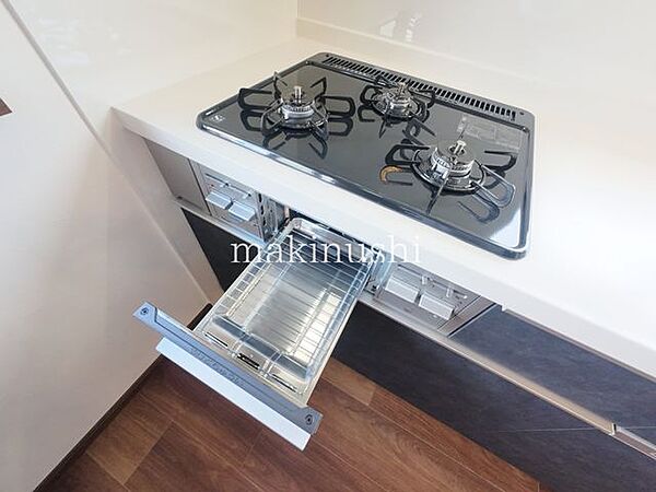 キッチン三口コンロを備え、煮込みや炒め物など複数の調理を同時に進行可能。効率よく料理ができるため、忙しい毎日の時短調理をサポートする便利な設備です。