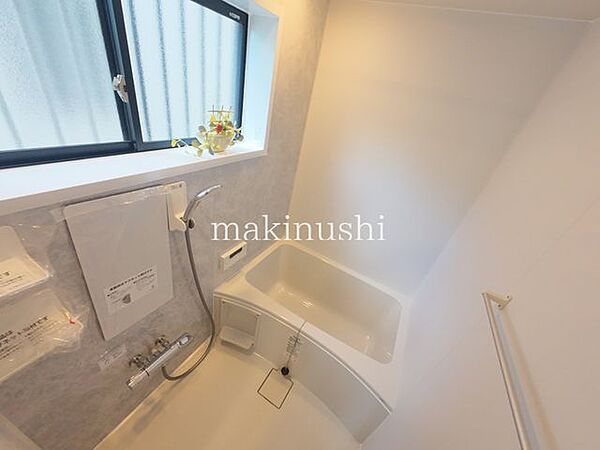 浴室浴室全体の一体設計により気密性・断熱性に優れ、冬場も快適に入浴できます。お手入れがしやすく掃除の負担を軽減できるため、清潔な空間を保ちやすいユニットバスです。