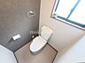 トイレ：トイレ窓付きのトイレは自然換気ができ、湿気やにおいがこもりにくいのが魅力です。日中はやさしい自然光が差し込み、明るく清潔感のある空間で快適にご利用いただけます。