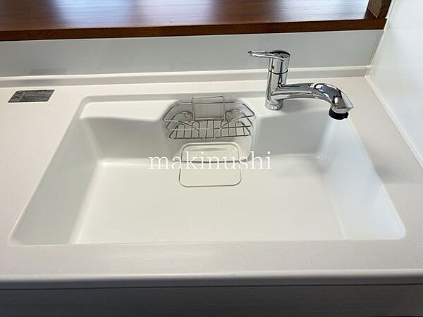 キッチン大きめのシンクを備えた使い勝手の良いキッチン♪鍋やフライパンなど大きな調理器具も洗いやすく、毎日のお料理や後片付けも快適です。ゆとりのあるシンクで作業効率もアップ。うれしい設備です♪
