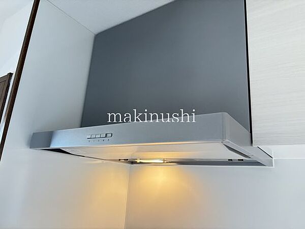 キッチン静かなシロッコファン搭載のキッチン♪煙やニオイをしっかり集めて強力に換気します。お料理中も快適で、毎日の家事をサポート。お手入れもしやすく、清潔に保ちやすいのも嬉しいポイントです。
