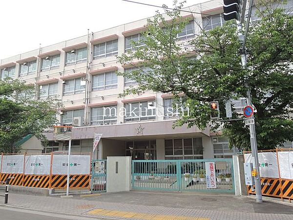 堺市立五箇荘小学校 徒歩5分。 400m