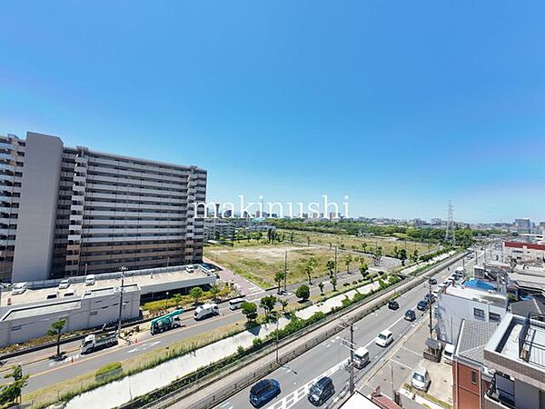 眺望アドリーム新金岡8階からは、周囲を見渡せる開放的な眺望が魅力です。高層階ならではの抜け感と明るさがあり、日々の暮らしに心地よい開放感とゆとりをもたらします。