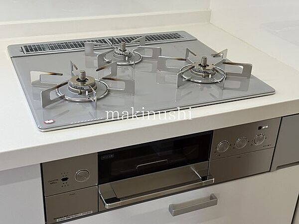 キッチン新しいお料理にチャレンジしたくなるピカピカのシステムキッチン。機能性と収納力を兼ね備え、調理器具や食材もすっきり整理できます。毎日のお料理が快適に楽しめる、使い勝手の良い空間です。
