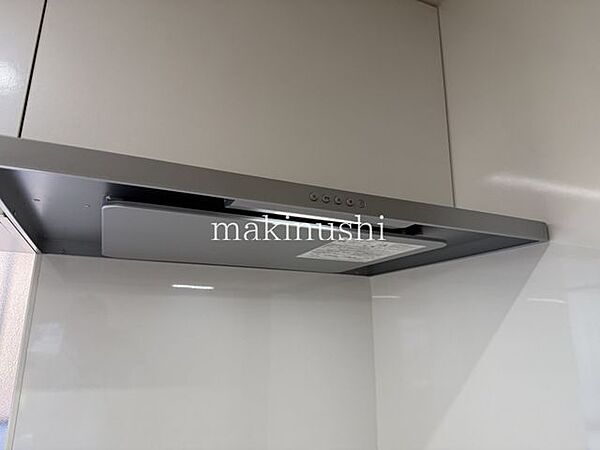 キッチン静かなシロッコファン搭載キッチンです。煙をしっかり集めて強力な換気。お掃除も楽で嬉しいですね。