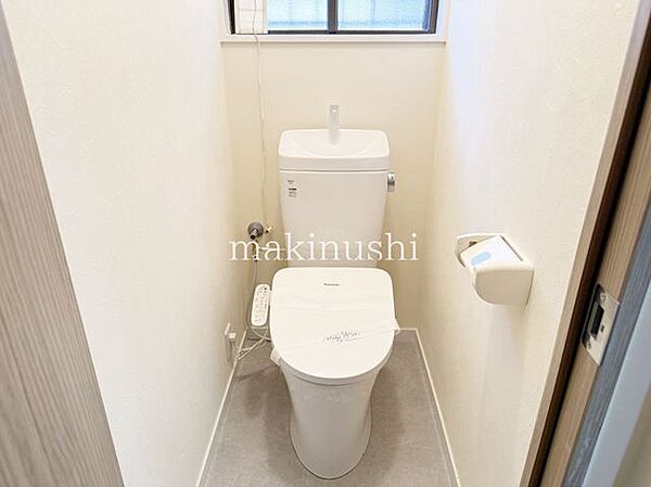 トイレ快適な温水洗浄便座付きトイレです。清潔感のある空間で、毎日気持ちよくお使いいただけます。家族みんなが快適に利用できる嬉しい設備。綺麗なトイレは暮らしの満足度を高めてくれます。