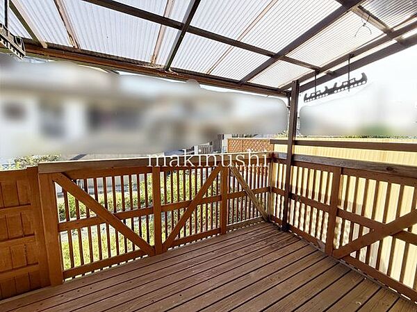 テラステラスのあるお家は、屋外の心地よい空気を感じながらくつろげる贅沢な空間です。ガーデニングやティータイム、子どもの遊び場など多用途に活躍し、暮らしにゆとりと楽しさをプラスします。