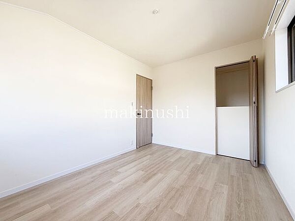 洋室　約6.8帖白いクロスがシンプルな洋室はアレンジしやすいので住まう人のセンスの見せ所です。お気に入りのインテリアで個性を演出できます。