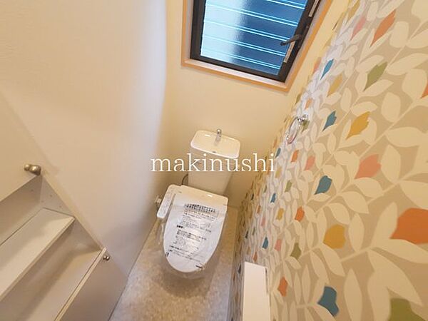 トイレトイレは1階・2階の2か所に設置されており、家族みんなが快適に利用できます。2026年4月に新調済みで、清潔感のある空間に。忙しい朝や来客時にも便利な設備です。