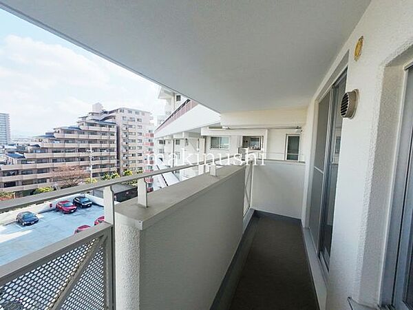 バルコニ二部屋続きの広々としたバルコニー
