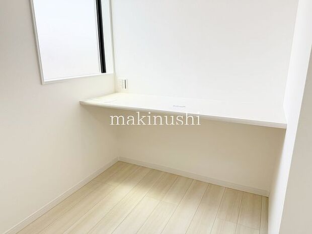 室内　3階約7.3帖寝室にはカウンターテーブルを設置！！テレワークや読書スペースとして活用できます。落ち着いた環境で作業に集中でき、プライベートと仕事を両立しやすい快適な空間です。