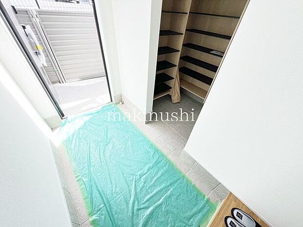玄関採光をふんだんに取り入れた玄関は、自然光が差し込み明るく開放的な空間です。日中は照明に頼らずとも心地よい雰囲気を感じられます。