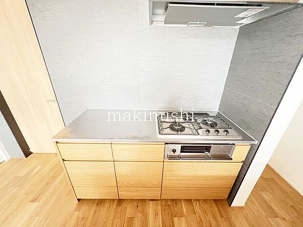 キッチン三ツ口コンロで同時調理が可能なため、効率よくお料理ができます。複数のメニューを同時に進められ、毎日の家事の時短にもつながる便利なキッチン設備です。