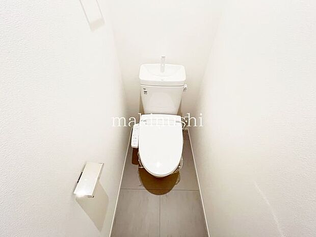 トイレトイレは1階・2階に2ヶ所あり、朝の混雑時や夜間でもスムーズに使えて便利です。階段の上り下りが不要で、日常生活の負担を軽減できる快適な住まいです。