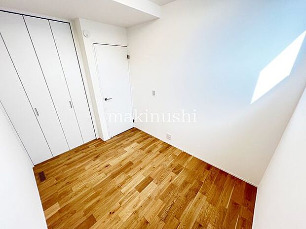納戸　約4.1帖白いクロスのシンプルな納戸は洋室としてアレンジ可！住まう方のセンスが活きる空間です。お気に入りのインテリアで自分らしい個性を演出できます。