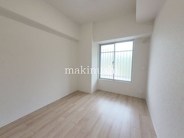 子供部屋　約5.0帖全室フローリング仕様のため、日常のちょっとした汚れもモップでサッと簡単にお掃除可能。お手入れがしやすく、清潔で快適な室内環境を保ちやすい住まいです。