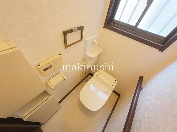 トイレ窓付きで明るく風通しの良いトイレです。自然換気ができるため湿気やにおりがこもりにくく、いつでも快適な空間を保てます。温水洗浄便座付きで、毎日気持ちよくお使いいただけます。
