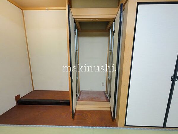 室内床の間のある和室は、伝統的な趣を感じられる落ち着いた空間で、客間としても使いやすく、季節の飾り付けも楽しめます。心安らぐ住まいの一室です。来客時にも重宝されます。落ち着きある空間です。