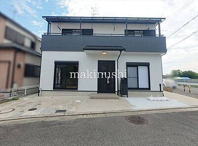 外観：外観2026年4月リフォーム済みの4LDK住宅です。快適に生まれ変わった住まいで、ゆとりある間取りが魅力。小学校や買い物施設が徒歩10分以内にあり、子育て世帯にも便利で暮らしやすい環境です。