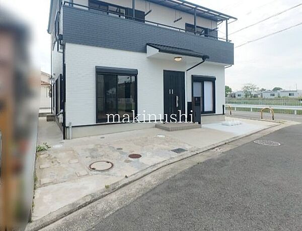 駐車場敷地と道路の高低差が少なく、車の出し入れがスムーズに行える駐車スペースです。毎日の乗り降りや荷物の積み下ろしにも便利で、安心して利用できる使いやすい住まいのポイントです。