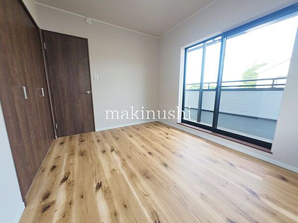 洋室　約6.0帖シックでモダンな雰囲気のお部屋は、落ち着いた色合いと洗練されたデザインが魅力です。家具やインテリアとも合わせやすく、自分らしい空間づくりを楽しめます。心地よく過ごせる上質なプライベー…