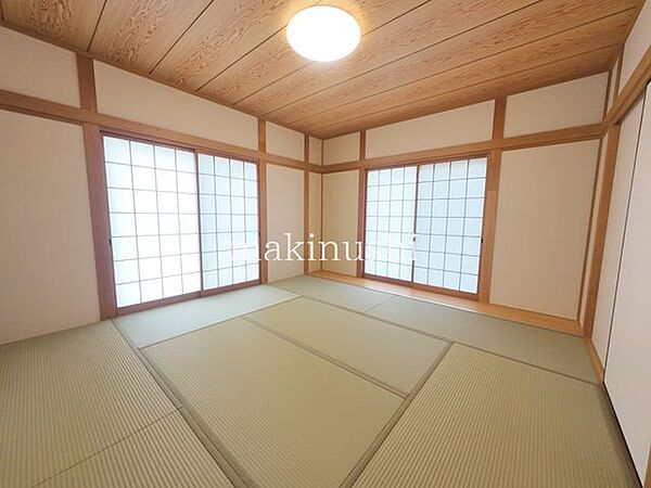和室　約8.0帖板の間・床の間・押入を備えた趣のある和室です。畳の温かみと和の風情を感じられる落ち着いた空間で、客間やくつろぎの場として活用できます。収納も確保され、使い勝手の良いお部屋です。