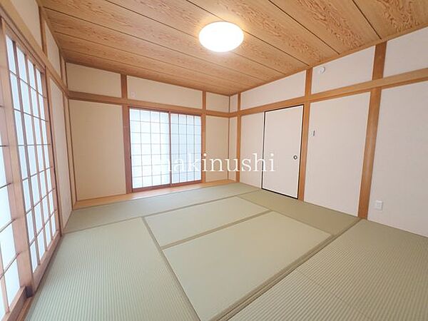 和室　約8.0帖い草の香りが心地よい和室は、落ち着きと安らぎを感じられる空間です。畳ならではの柔らかな肌触りと温かみが魅力で、客間や休憩スペースなど、ゆったりとくつろげる場所として活用できます。