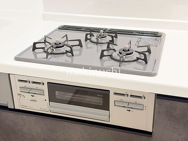 キッチン三ツ口コンロなら、同時に複数の料理を調理できるので、忙しい朝や夕食づくりにも大活躍。煮込みながら炒めたり、汁物を温めたりと、効率よく調理できます。家事の時短にもつながる便利な設備です。