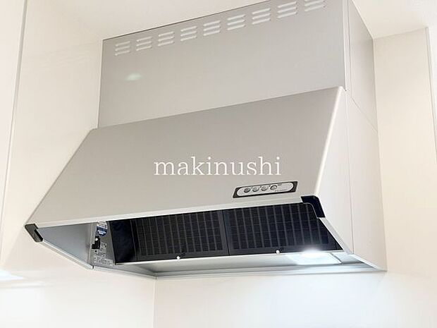 キッチン臭いや煙をしっかり集めるレンジフード付きです。調理中に発生する煙やニオイを効率よく排気してくれるので、キッチンまわりを快適に保てます。毎日の料理を気持ちよく楽しめるのが嬉しいポイントです。