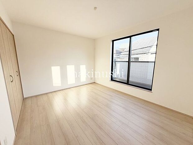 寝室 約7.8帖バルコニーに面したお部屋は、窓から自然光が入りやすく、明るく開放的な雰囲気が魅力です。洗濯物を干す際にも出入りしやすく、心地よい風を感じながら、ゆったりと過ごせる快適な空間です。