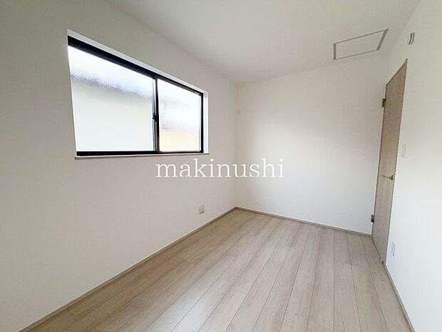子供部屋 約5.0帖シンプルな内装は、家具やインテリアを合わせやすく、自分好みの空間を作りやすいのが魅力です。すっきりとした色合いで圧迫感が少なく、お部屋を広く感じられるのも嬉しいポイント。