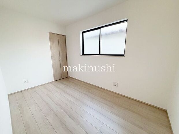 子供部屋 約5.0帖家具やインテリアと合わせやすく、すっきりとした印象を与えてくれます。お掃除もしやすく、日々のお手入れがラクなのも嬉しいポイント。床面を清潔に保ちやすく、季節を問わず快適に!