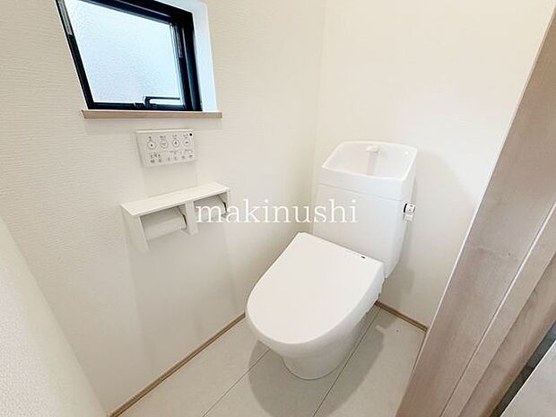 トイレ快適な温水洗浄便座付きのトイレです。温水での洗浄機能があり、毎日の使用をより快適にサポートしてくれます。清潔感のあるきれいなトイレは、気持ちよく使えるのも嬉しいポイント。快適さを重視。