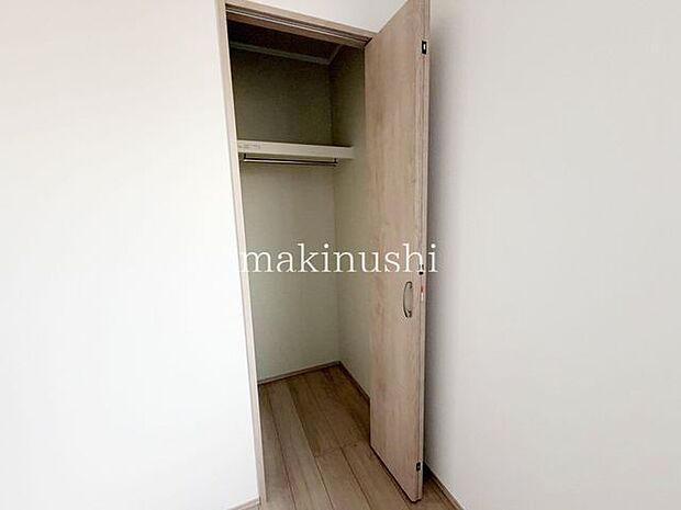 クローゼットクローゼットは、衣類やバッグ、小物などをまとめて収納できる便利なスペースです。収納家具を別に置く必要がないため、お部屋を広く使えるのも嬉しいポイント。荷物をすっきり整理!毎日快適です。