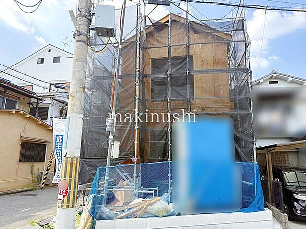 外観羽曳野市野々上2丁目 新築戸建 新築戸建、ただいま工事中です。完成に向けて、一つひとつ丁寧に施工を進めています。快適で長く安心して暮らせる住まいを目指しています。今しばらくお待ちください。