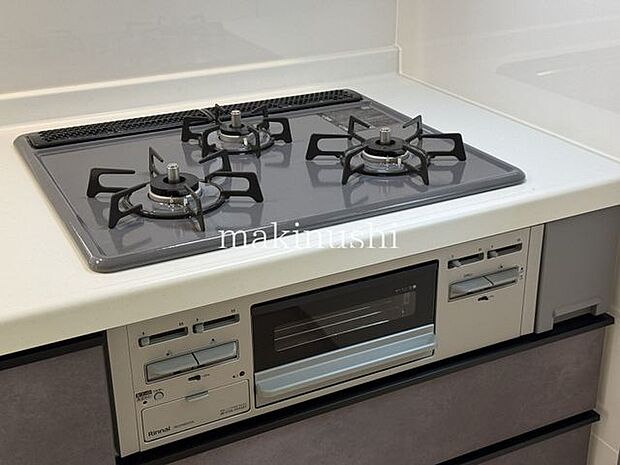 キッチン三ツ口コンロを採用したキッチンで、複数の料理を同時に調理できる便利な設備です。調理の効率が上がり、毎日の料理を快適にサポート。忙しいご家庭にも嬉しい、使い勝手の良いキッチンです。