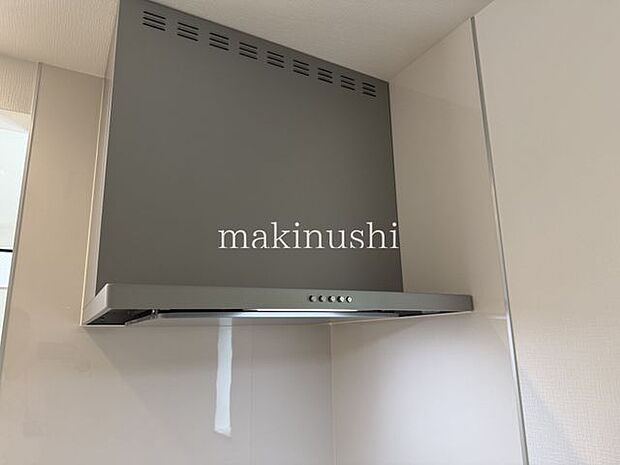 キッチンシロッコファン搭載のキッチンで、調理中の煙やにおいをしっかり排出します。静音性にも配慮され、快適にお料理を楽しめます。お手入れもしやすく、毎日の家事をサポートしてくれる嬉しい設備です。