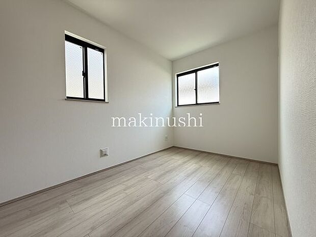 子供部屋　約4.6帖洋室約4.6帖の子ども部屋は、二面採光により自然光が差し込む明るい空間です。風通しも良く、快適に過ごせる居室。机やベッドを配置しやすく、お子様の成長に合わせて使えるお部屋です。