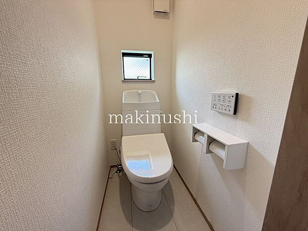 トイレ2F快適な温水洗浄便座付きのトイレを採用しています。毎日使用する空間だからこそ、清潔感と使いやすさは大切です。快適な機能を備え、心地よく利用できる、暮らしに嬉しい設備です。