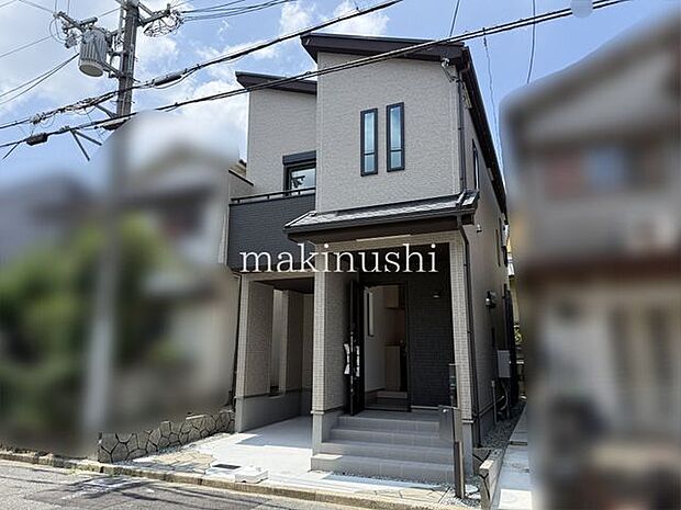 前面道路含む外観歴史を感じる街並みが残る藤井寺市惣社2丁目。落ち着いた住環境の中で、穏やかな暮らしを楽しめるエリアです。周辺には生活施設も整い、日々の暮らしやすさと住み心地の良さを感じられます。