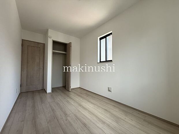 洋室　約5.3帖洋室約5.3帖は、落ち着いて過ごせる快適な居室です。ベッドやデスクなどの家具も配置しやすく、自分好みの空間づくりが楽しめます。寝室や子ども部屋、書斎など多目的に活用できます。