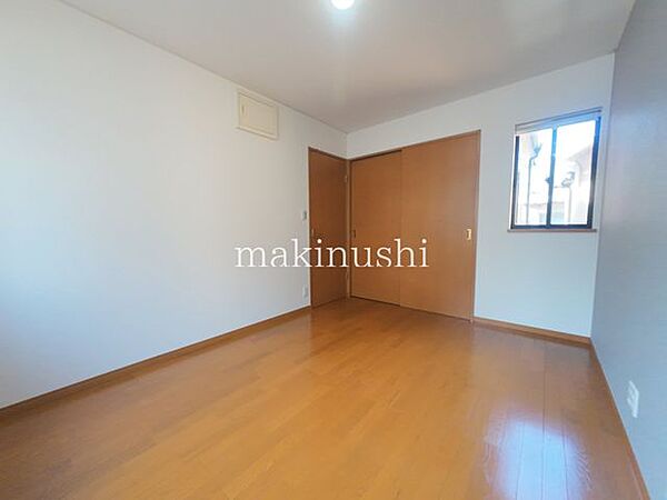 子供部屋　約6.0帖フローリング仕様なので、お手入れがしやすく毎日のお掃除も簡単です。ちょっとした汚れもサッと拭き取れて清潔に保てます。家具との相性も良く、快適で暮らしやすい空間です。
