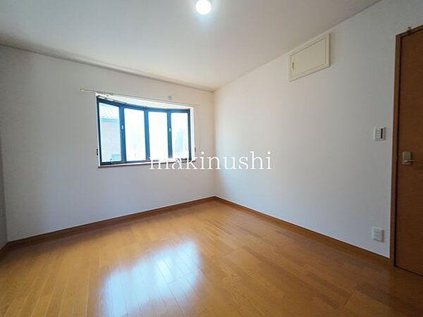 子供部屋　約6.0帖全室フローリング仕様で、お手入れがしやすく快適な住まいです。ちょっとした汚れもモップでサッと拭き取れて、毎日のお掃除も簡単。清潔感のある空間を保てます。