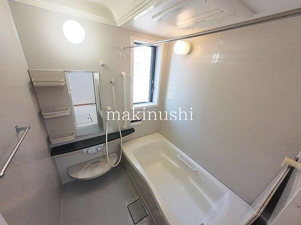 浴室システムバスを採用した、毎日の疲れをゆったり癒せる浴室です。お手入れがしやすく清潔感があり、ご家族皆さまが快適にバスタイムをお過ごしいただけます。