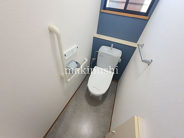 トイレ快適な温水洗浄便座付きトイレです。毎日使う場所だからこそ、清潔感のある空間はうれしいポイント。使い勝手が良く、ご家族皆さまが気持ちよくお使いいただけます。