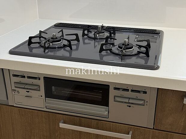 キッチン三口コンロを採用し、煮込み料理や炒め物など複数の調理を同時に進められます。忙しい毎日の料理時間を効率よくサポートし、手際よくお料理を楽しめる便利な設備です。